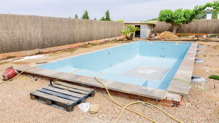 Verborgen zwembad met puin verlaagt WOZ-waarde woning